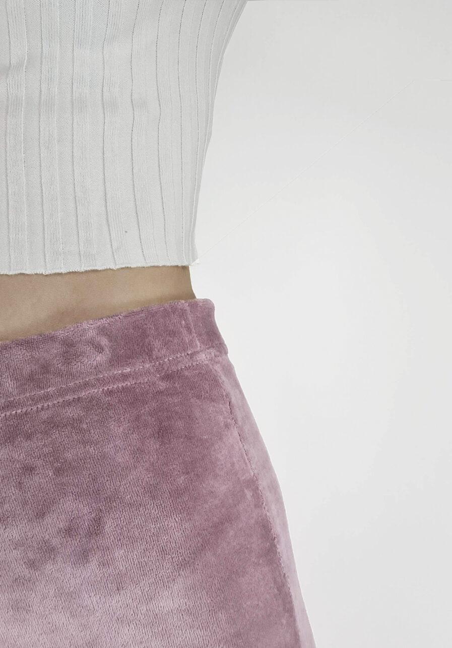 Velvet flared pants lila - close-up