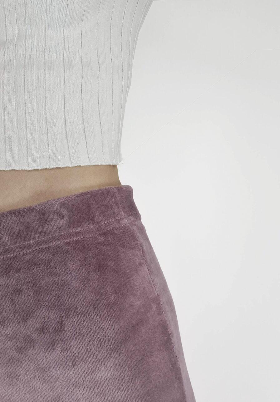Velvet flared pants lila - close-up
