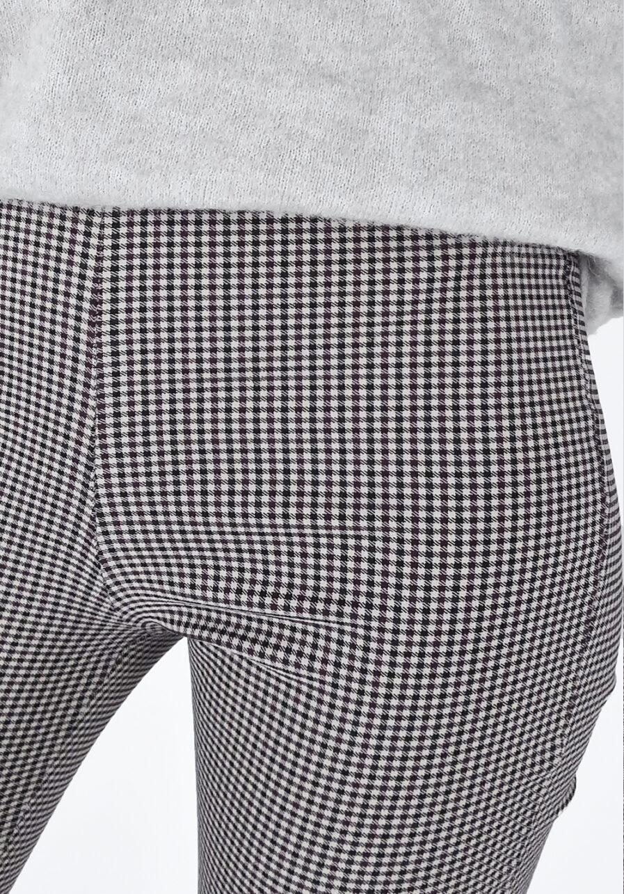 Printed flared pants met ruitjes - close up 2