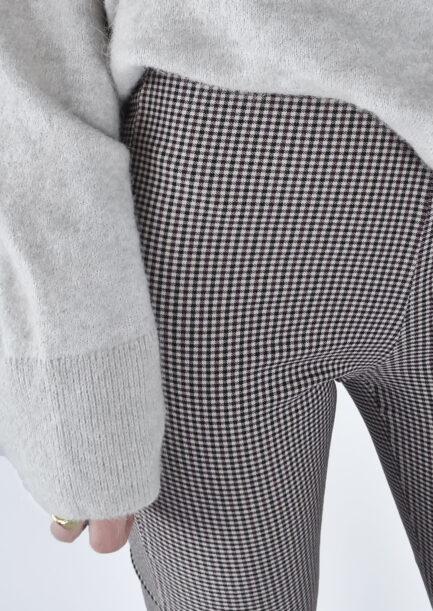Printed flared pants met ruitjes - close up