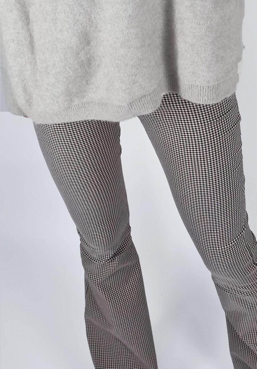 Printed flared pants met ruitjes - close up voorkant