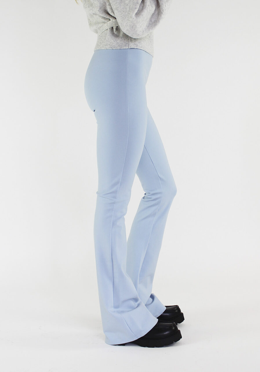 Flared pants lichtblauw - zijkant