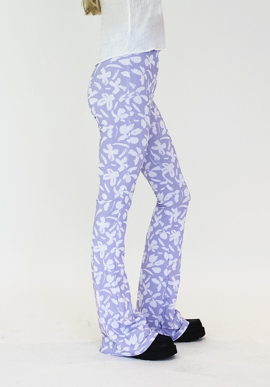 Flared pants lila met bloemen print - zijkant