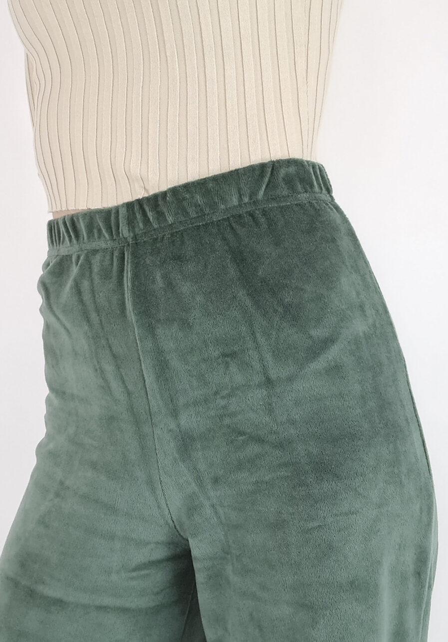 Velvet wide leg flared pants donker groen - close up