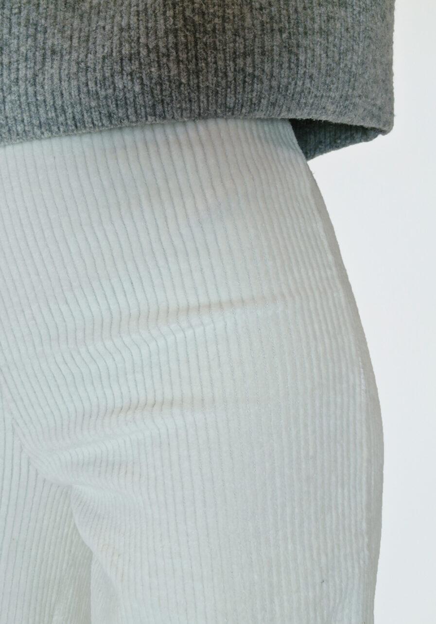 Ribbed flared pants wit wijd - close up